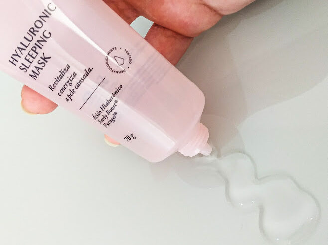 Embalagem da Hyaluronic Sleeping Mask e a textura em gel do produto